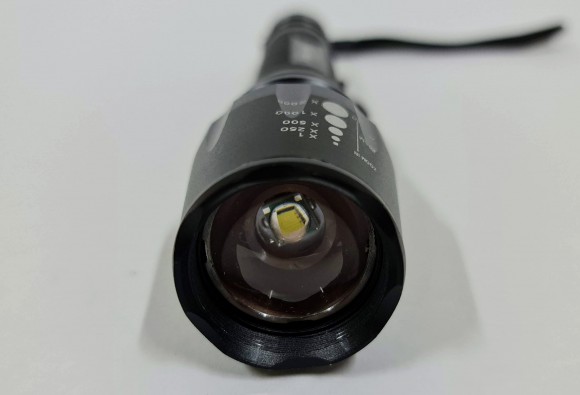 Фонарь BL-8668-T6 (LED, 2*18650, з/у 12/220В) Фонарь BL-8668-T6 (LED, 2*18650, з/у 12/220В)